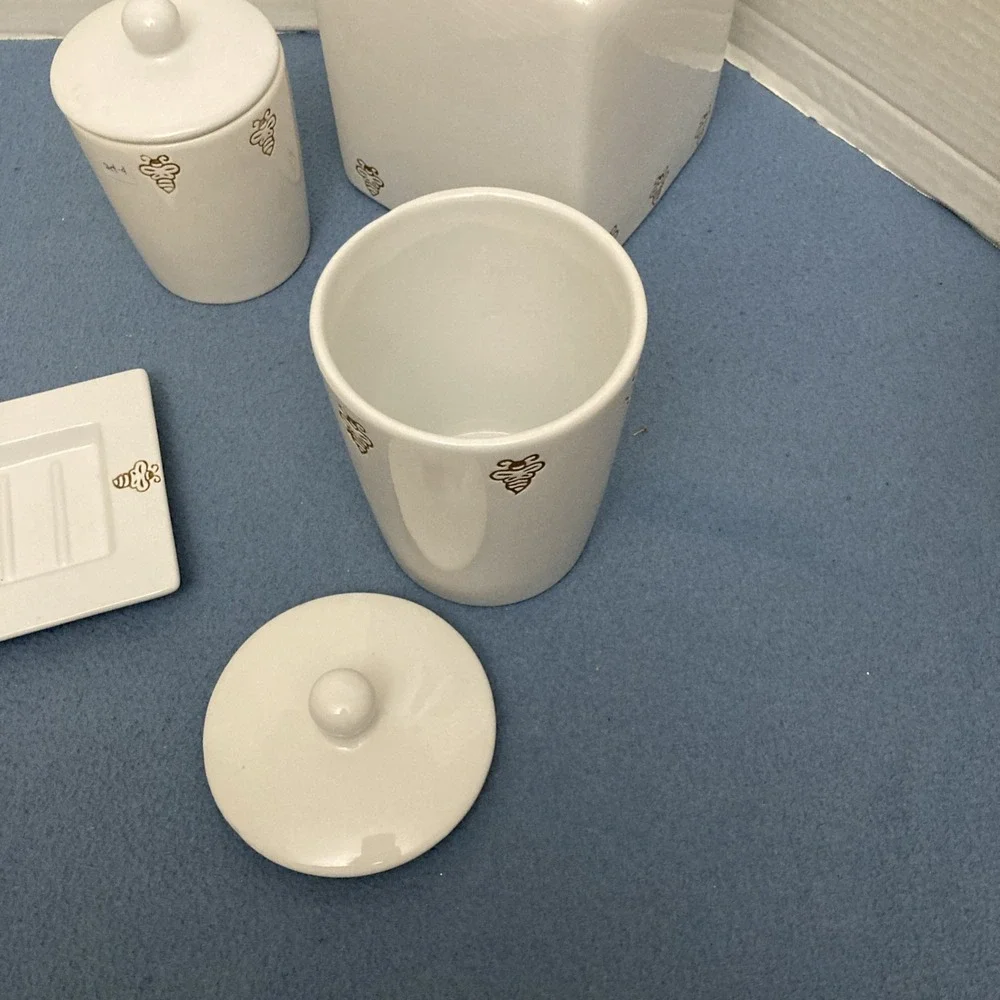 VTG Mary Kay Golden Bumble Bee Embossed White Bathroom Accessory Set of‎ 4 Items
